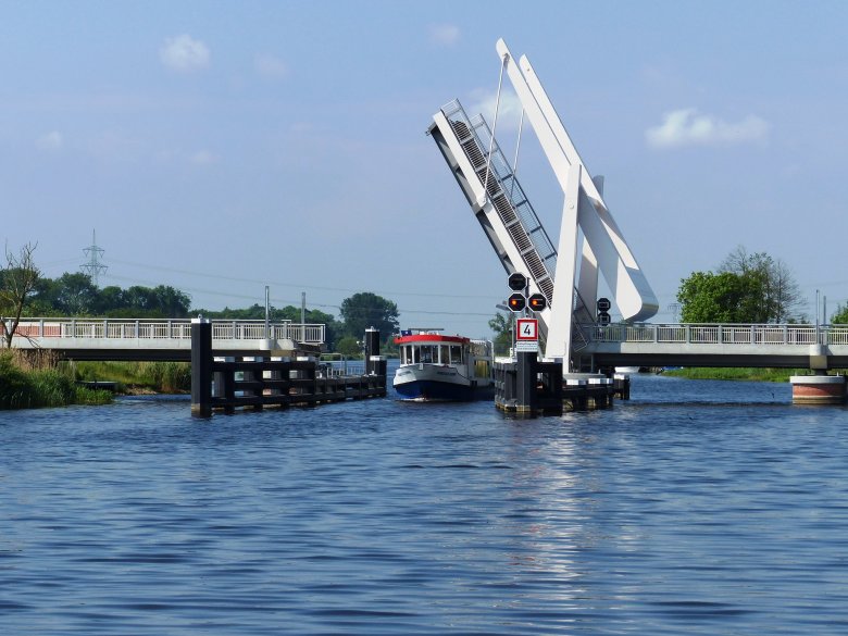 August - Brückendurchfahrt auf der Peene.JPG